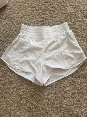 Lululemon Hotty Hot High-Rise Lined Short 2.5" white - size 2